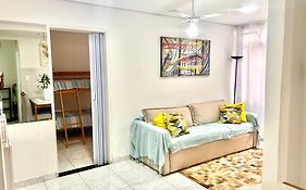 PG - Canto do Forte,AR COND, Check in às 10H, 2 QD da praia, com Wi-Fi